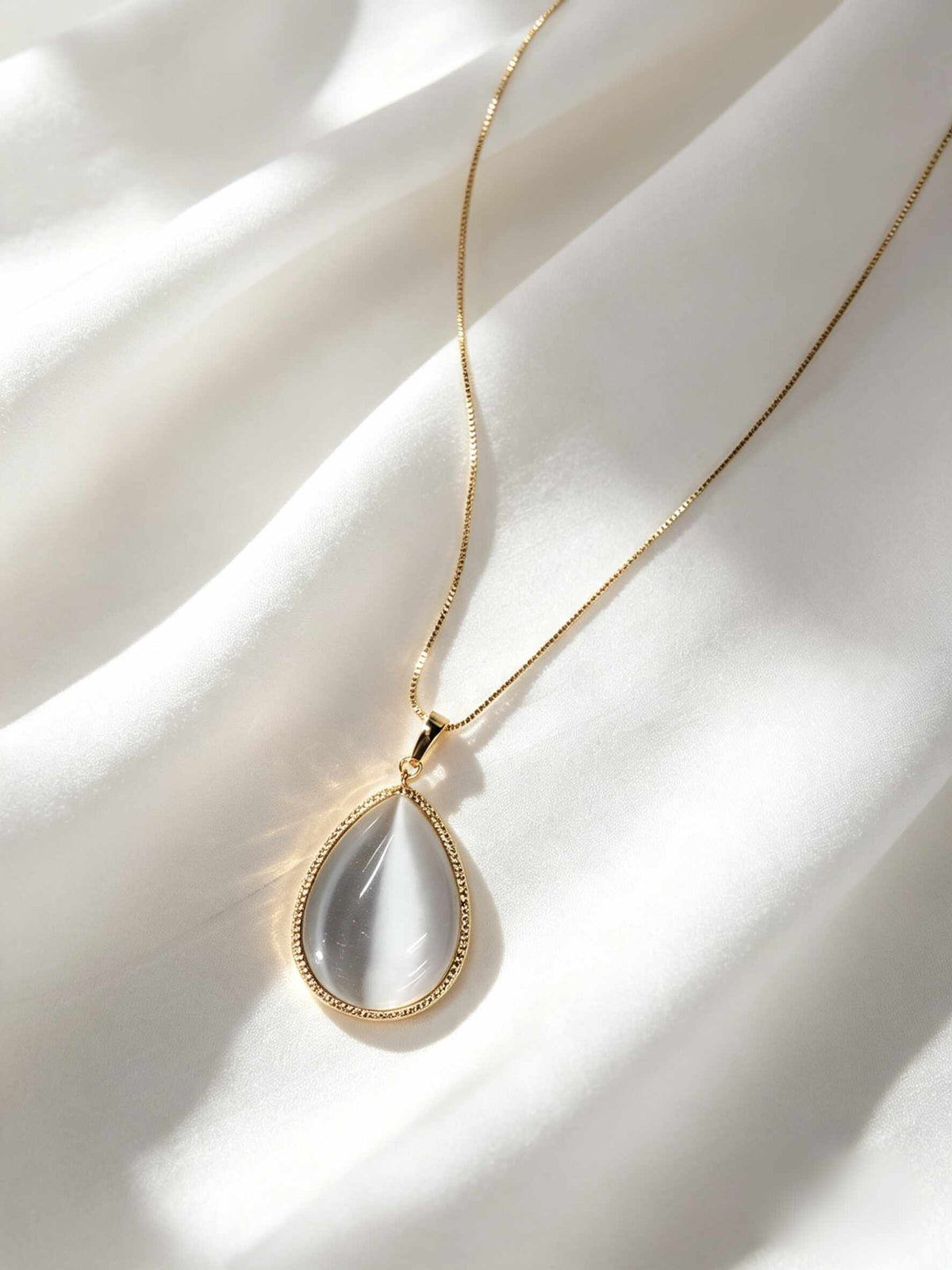 Collar de gota de madreperla, un diseño minimalista y elegante que imita el ojo de gato.