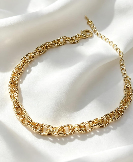 Diseño con cadena texturizada y acabado brillante. Estilo moderno y sostificado.