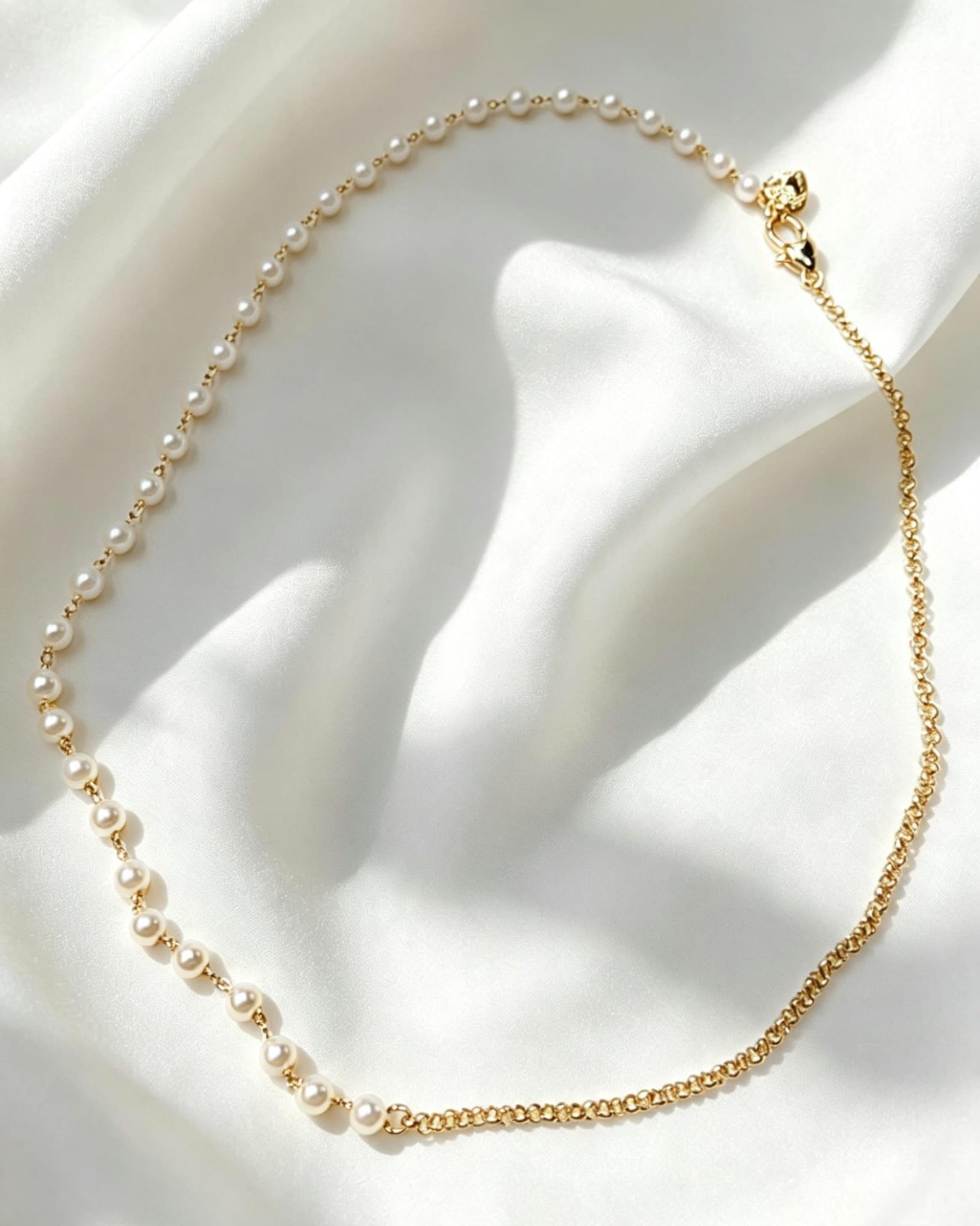 Collar delicado con perlas blancas brillantes. Diseño asimétrico y elegante, atemporal y versátil