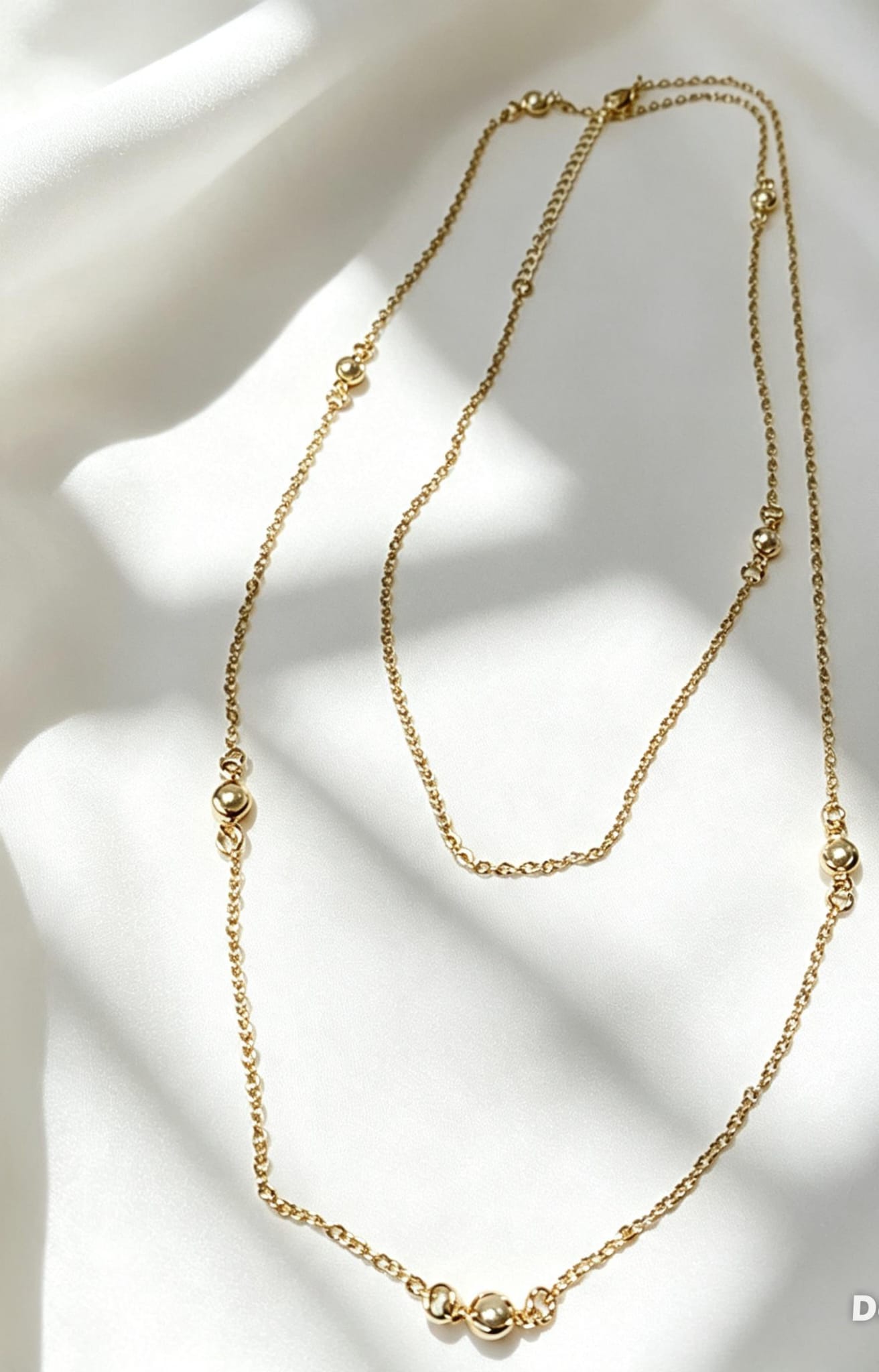 Cadena ligera con perlas blancas. Diseño delicado, versátil y elegante.