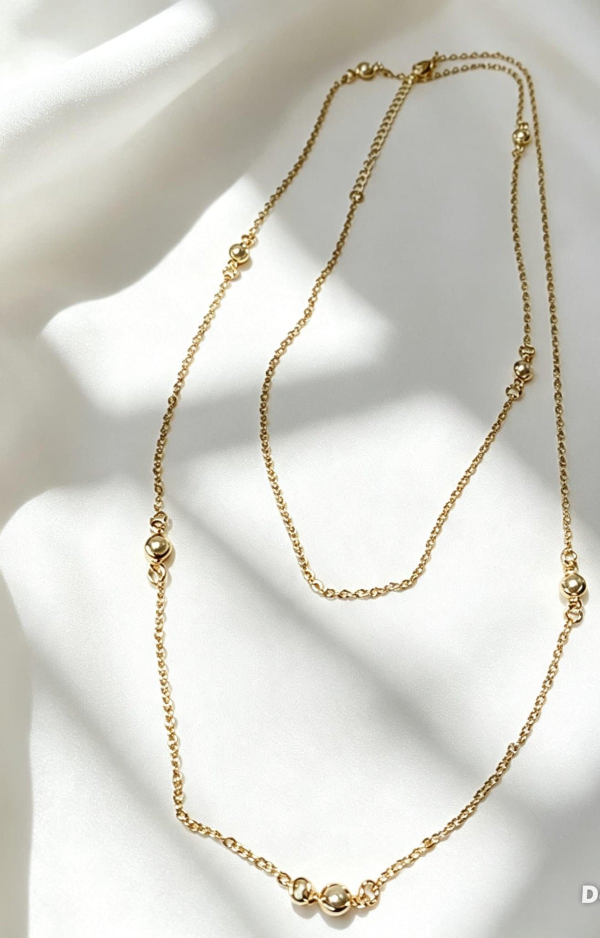 Cadena ligera con perlas blancas. Diseño delicado, versátil y elegante.