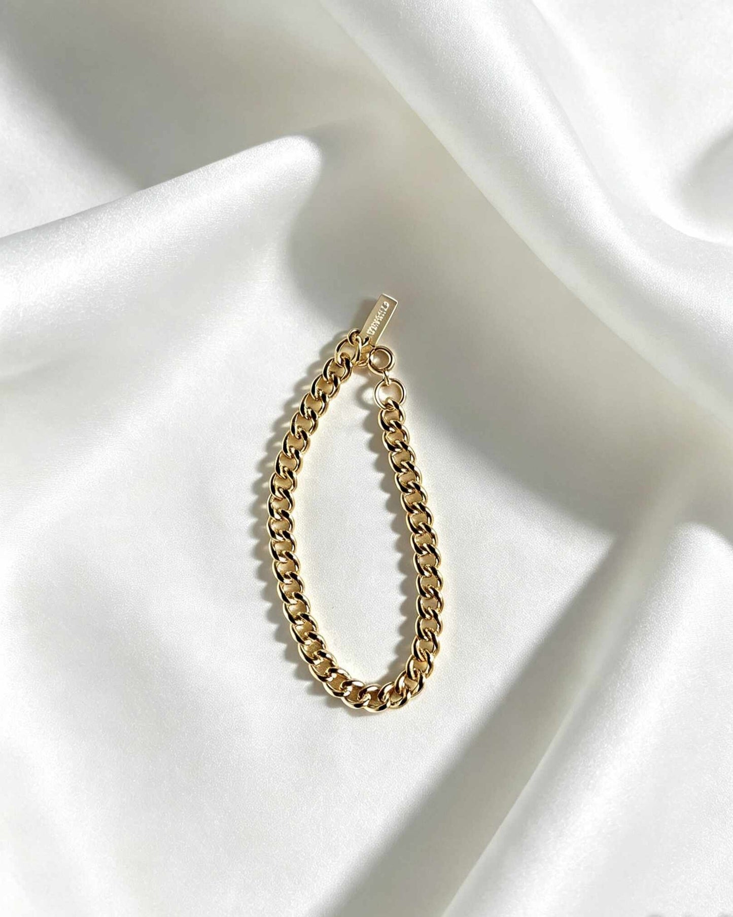 Pulsera con una estructura clásica de eslabones planos entrelazados de grosor medio. 