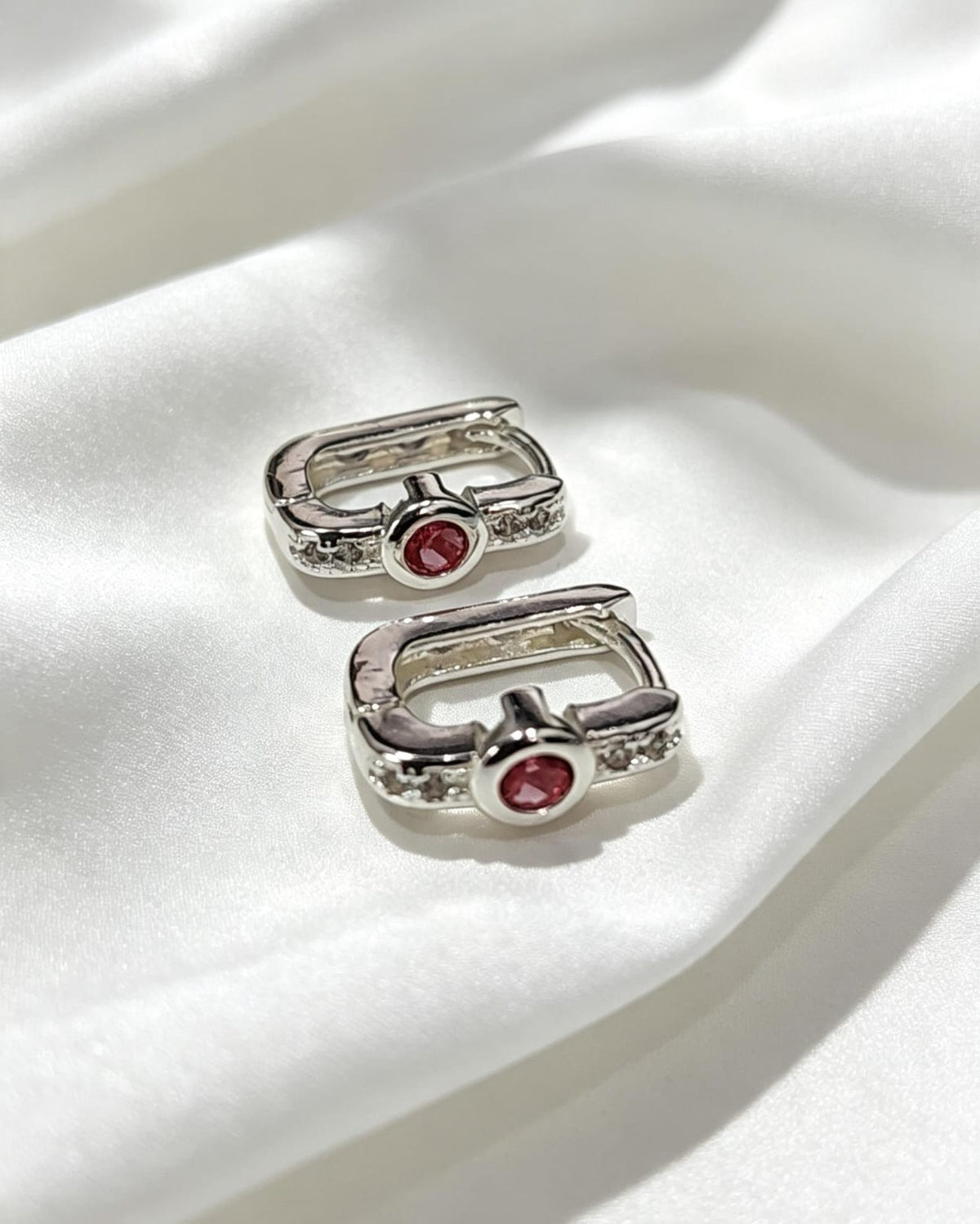Aritos con una circonia rosa cuadrado en plata