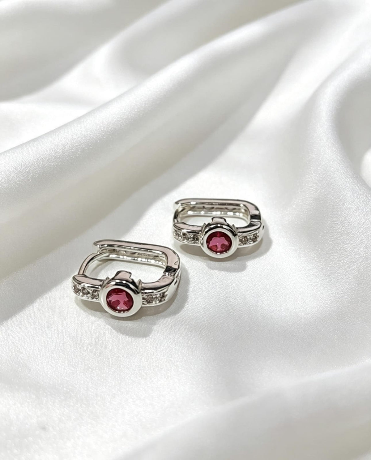 Aritos con una circonia rosa cuadrada en plata