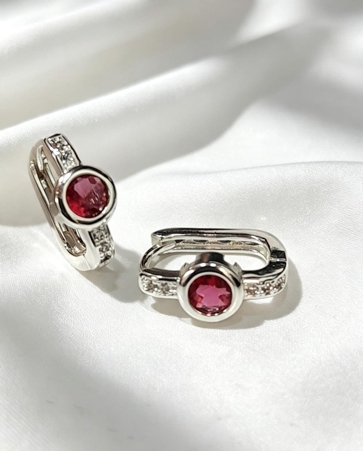 Aritos con una circonia rosa cuadrada en plata