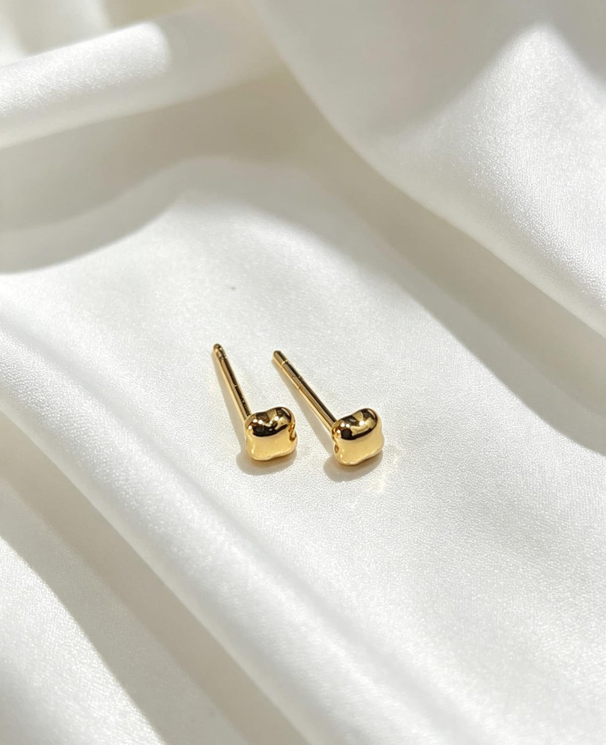 Arito liso en diseño de trébol en baño de oro