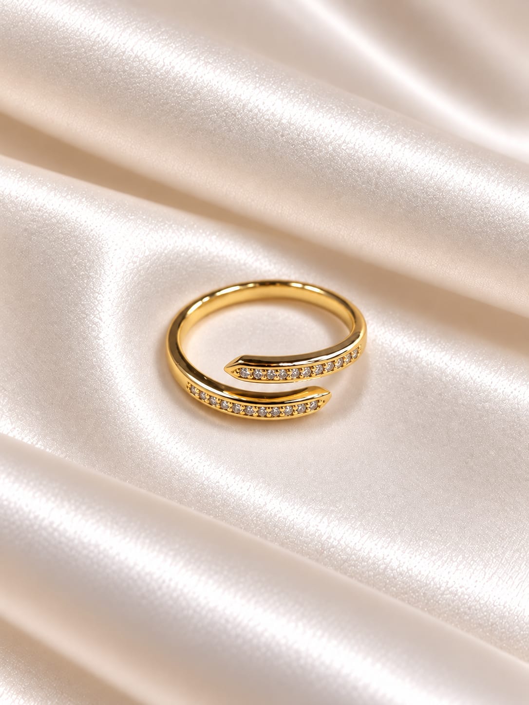 Anillo regulavel de forma abierta en baño de oro
