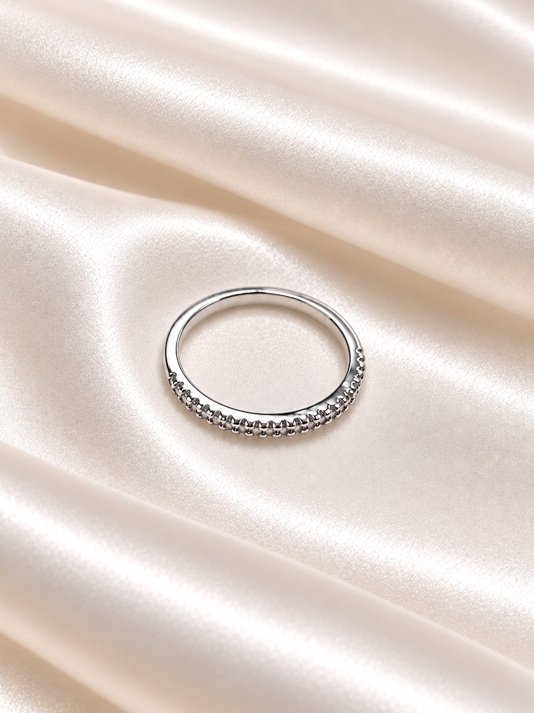  Anillo con microcirconias en baño de plata