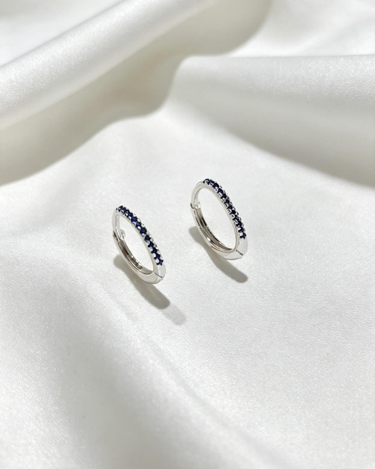 Arito pequeño con microcirconias azul en plata