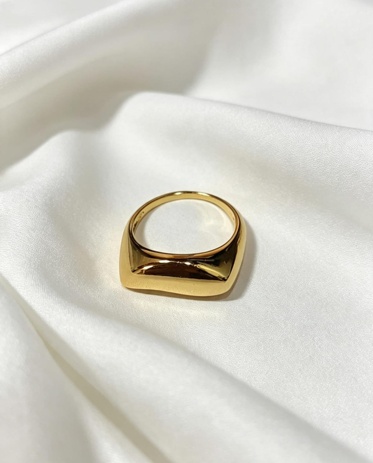 Anillo liso cuadrado en baño de oro