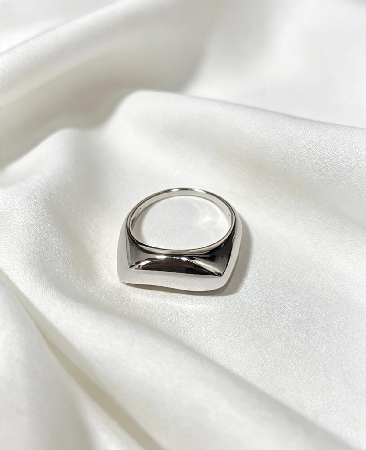 Anillo liso cuadrado en baño de plata