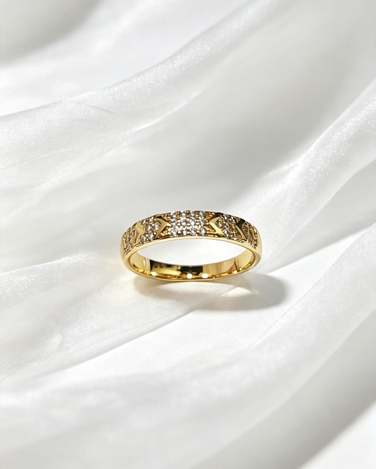Anillo con microcirconias en baño de oro