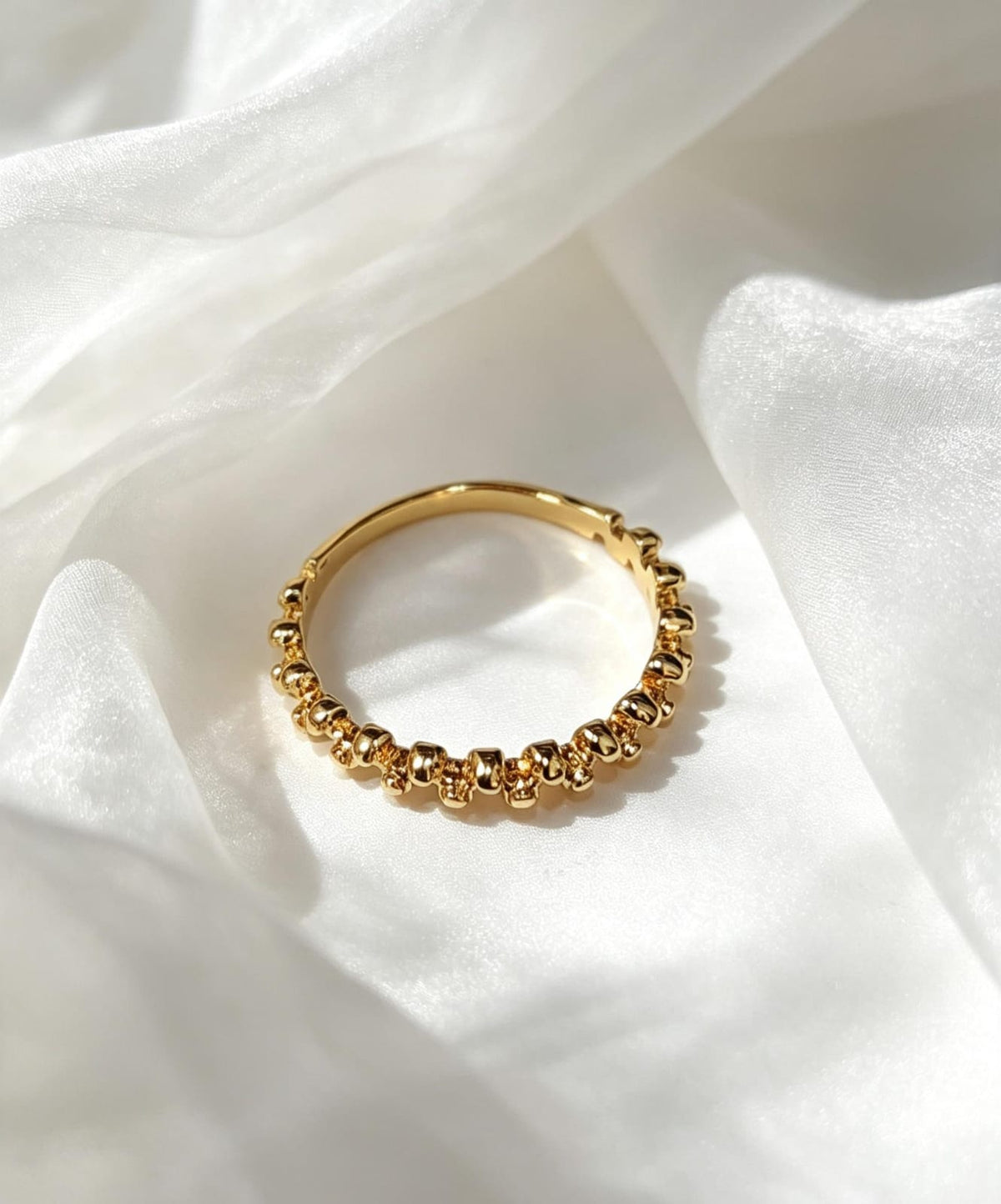 Anillo texturizado en baño de oro