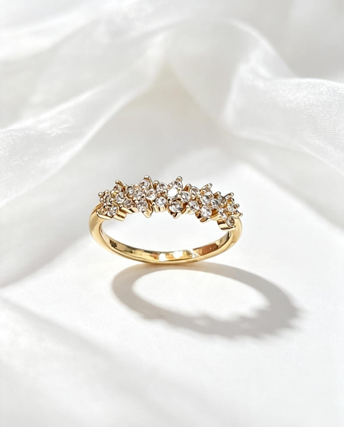 Anillo con flores y circonias en baño de oro