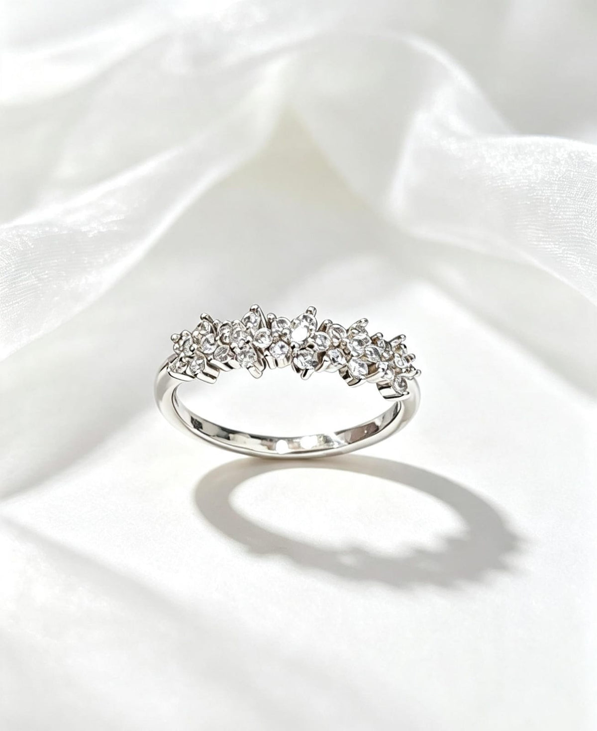 Anillo con flores y circonias en baño de plata