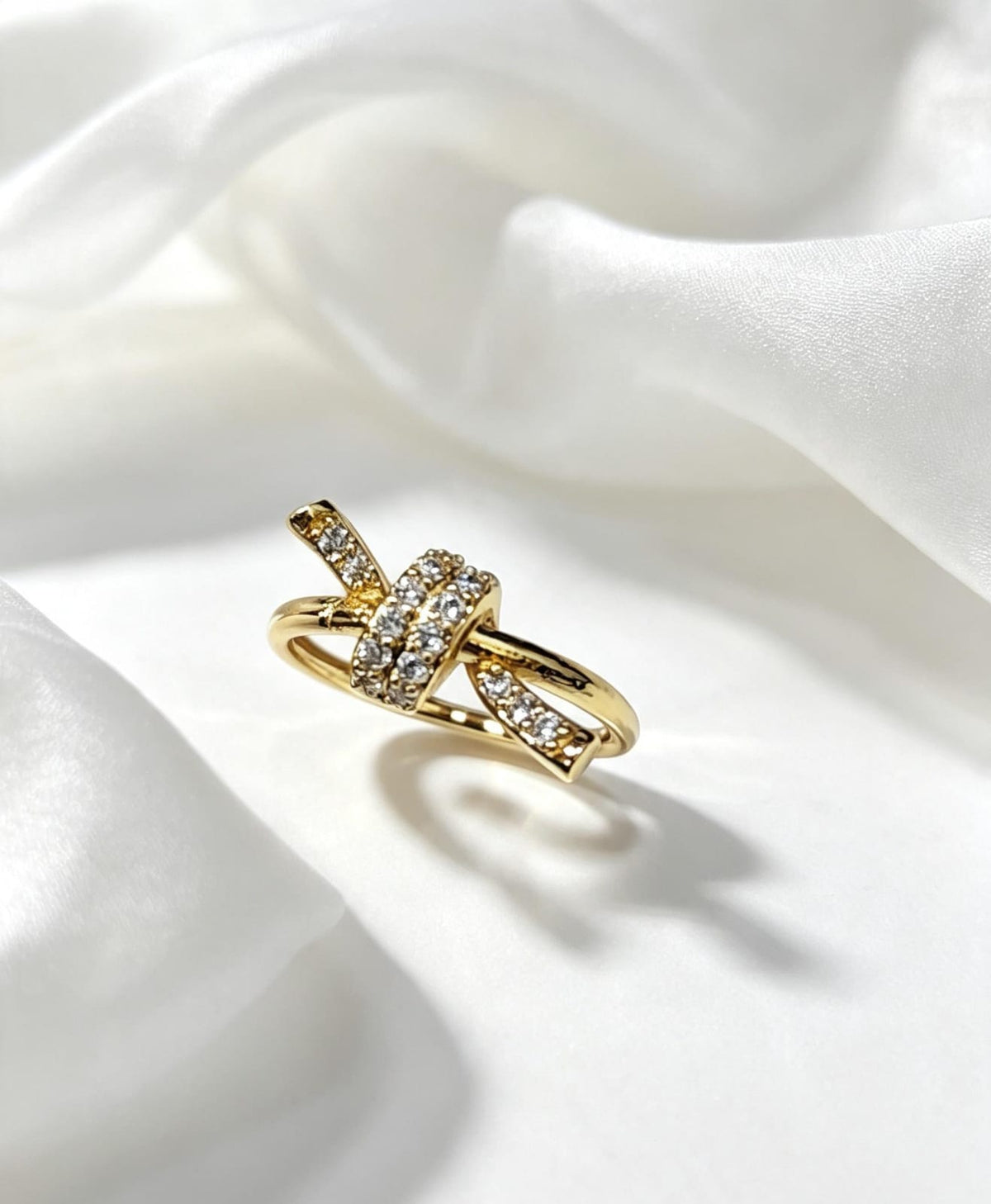 Anillo con microcirconias y lineas cruzadas en baño de oro. Ideal para uso diario.
