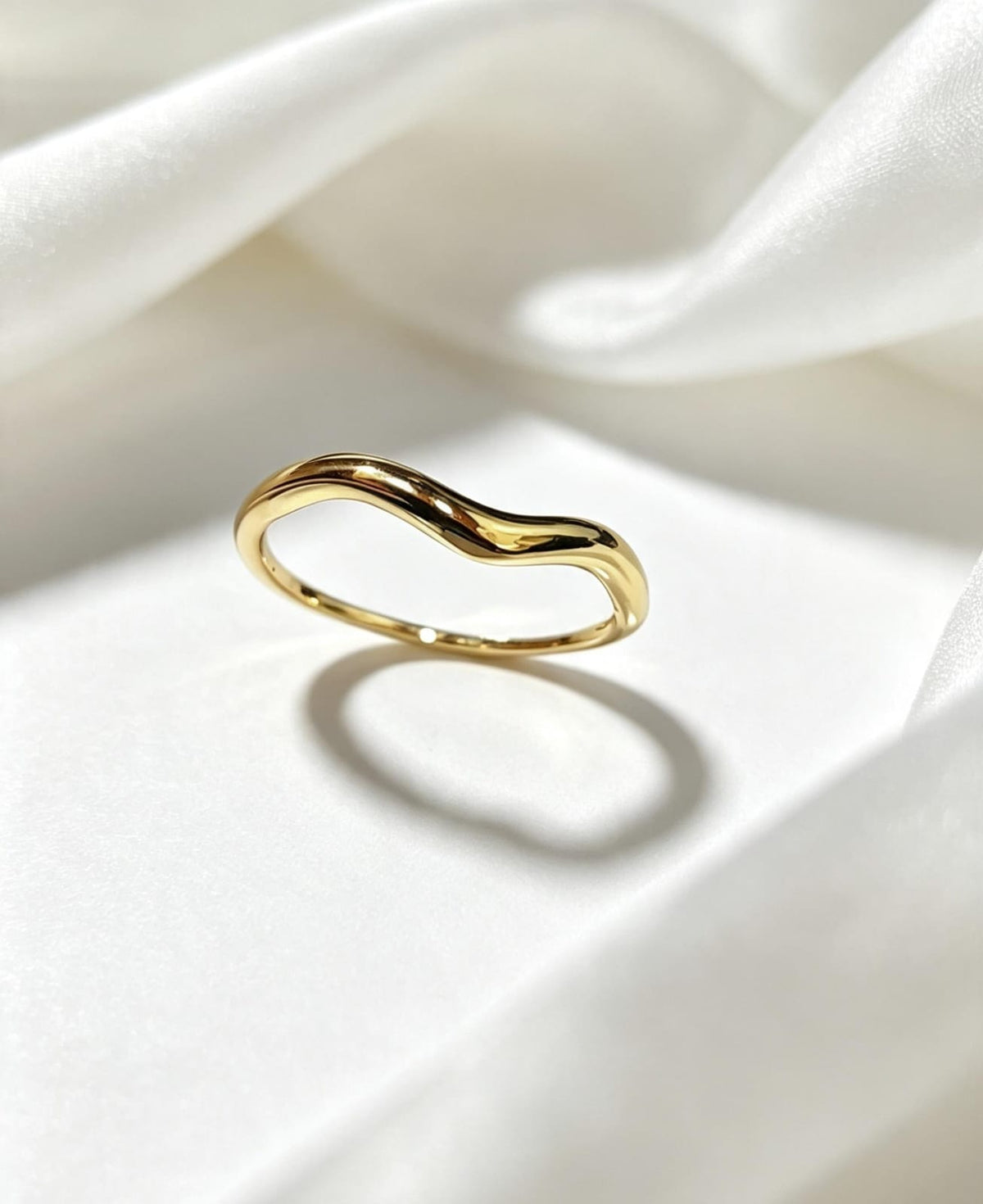 Anillo liso orgánico ondulado en oro