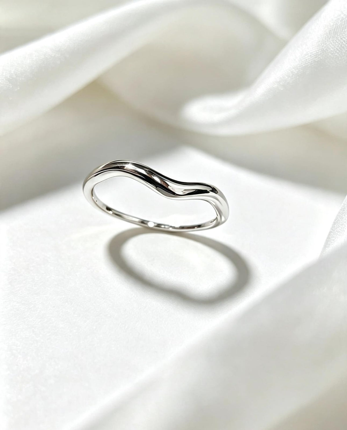 Anillo liso orgánico ondulado en baño de plata
