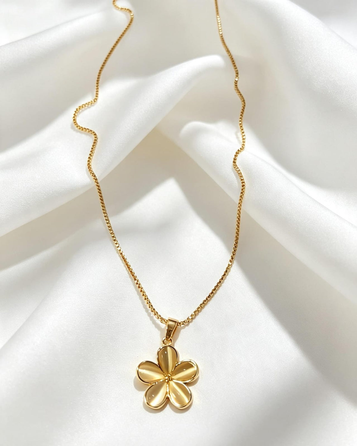 Collar con flor en nácar de cinco pétalos en oro
