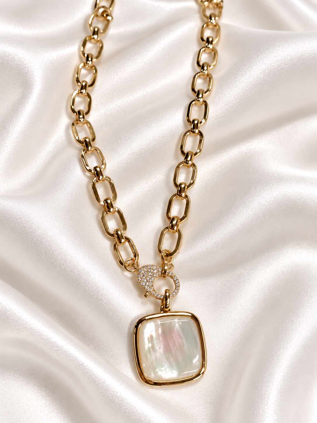Collar eslabones nácar baño oro