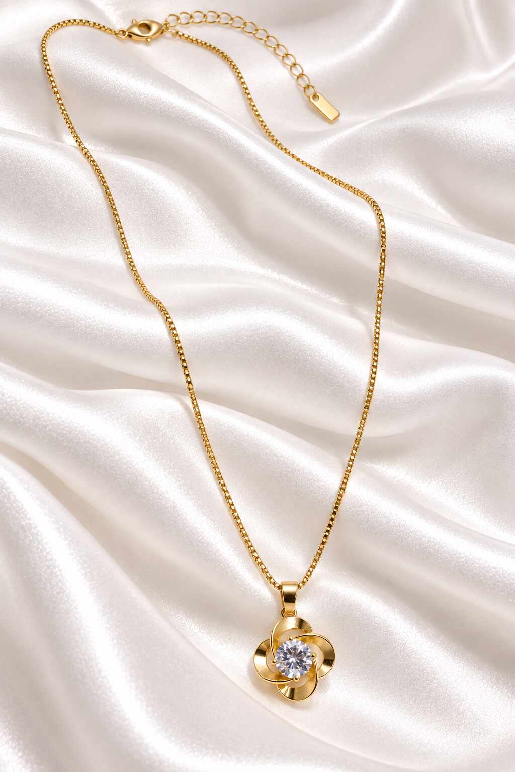 Collar flor cuatro pétalos circonia baño oro 