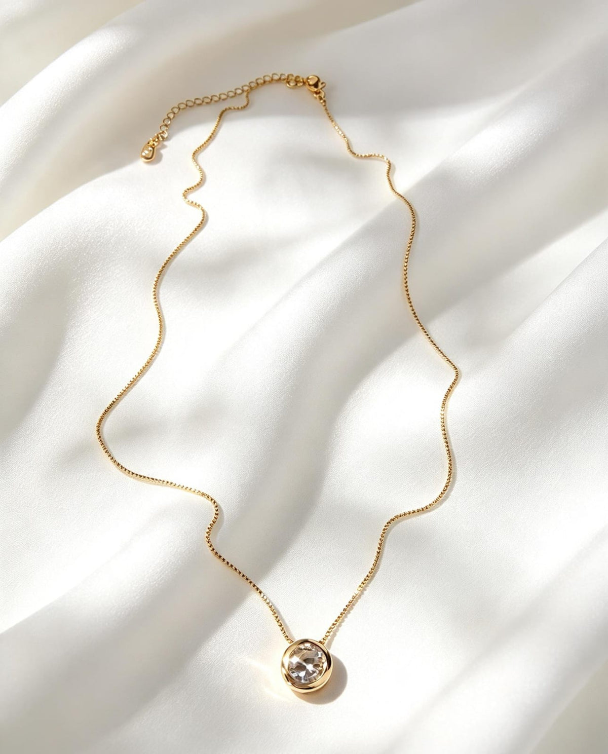 Collar con una circonia redonda en baño de oro.