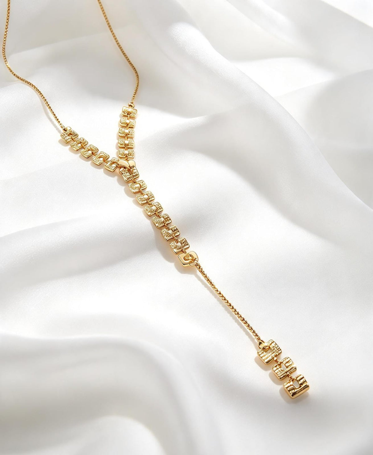 Collar largo texturizado en oro