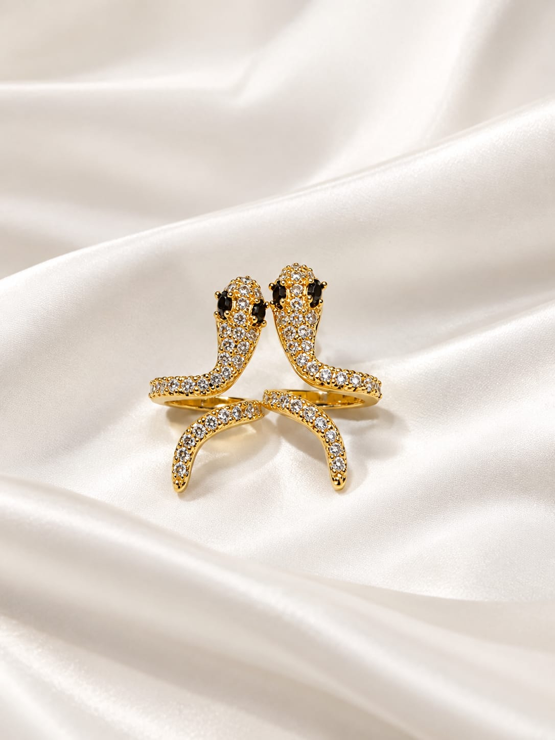 Arito con microcirconias en forma de serpientes en baño de oro. Elegante, versátil y con estilo único.