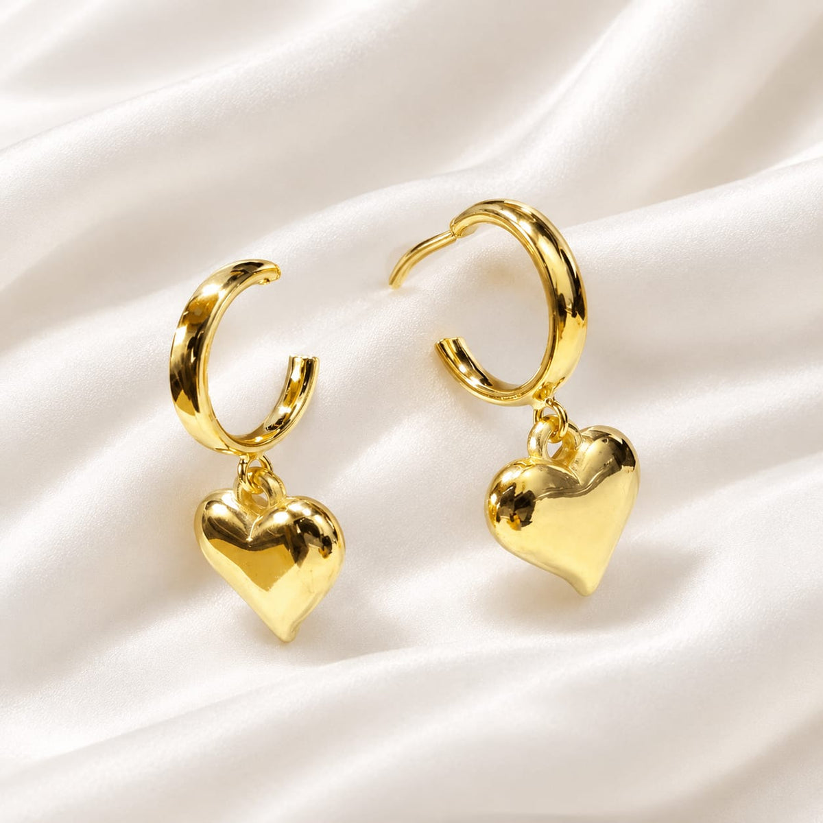Caravanas lisa en forma de corazón en baño de oro