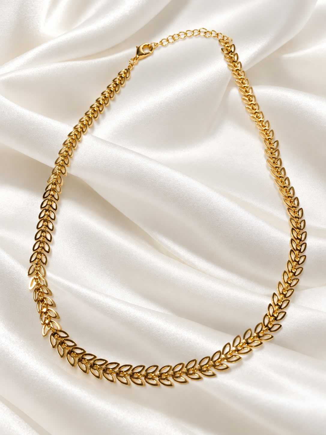 Choker lisa con diseño de eslabones en oro