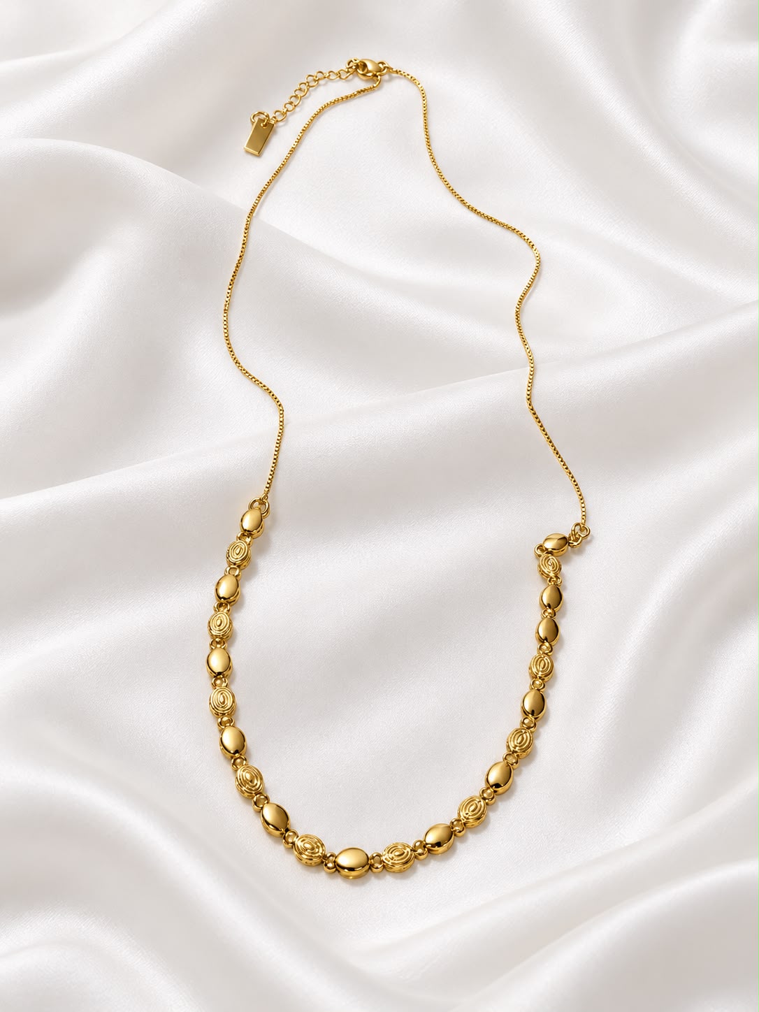 Collar con cadena fina y esferas lisas en oro