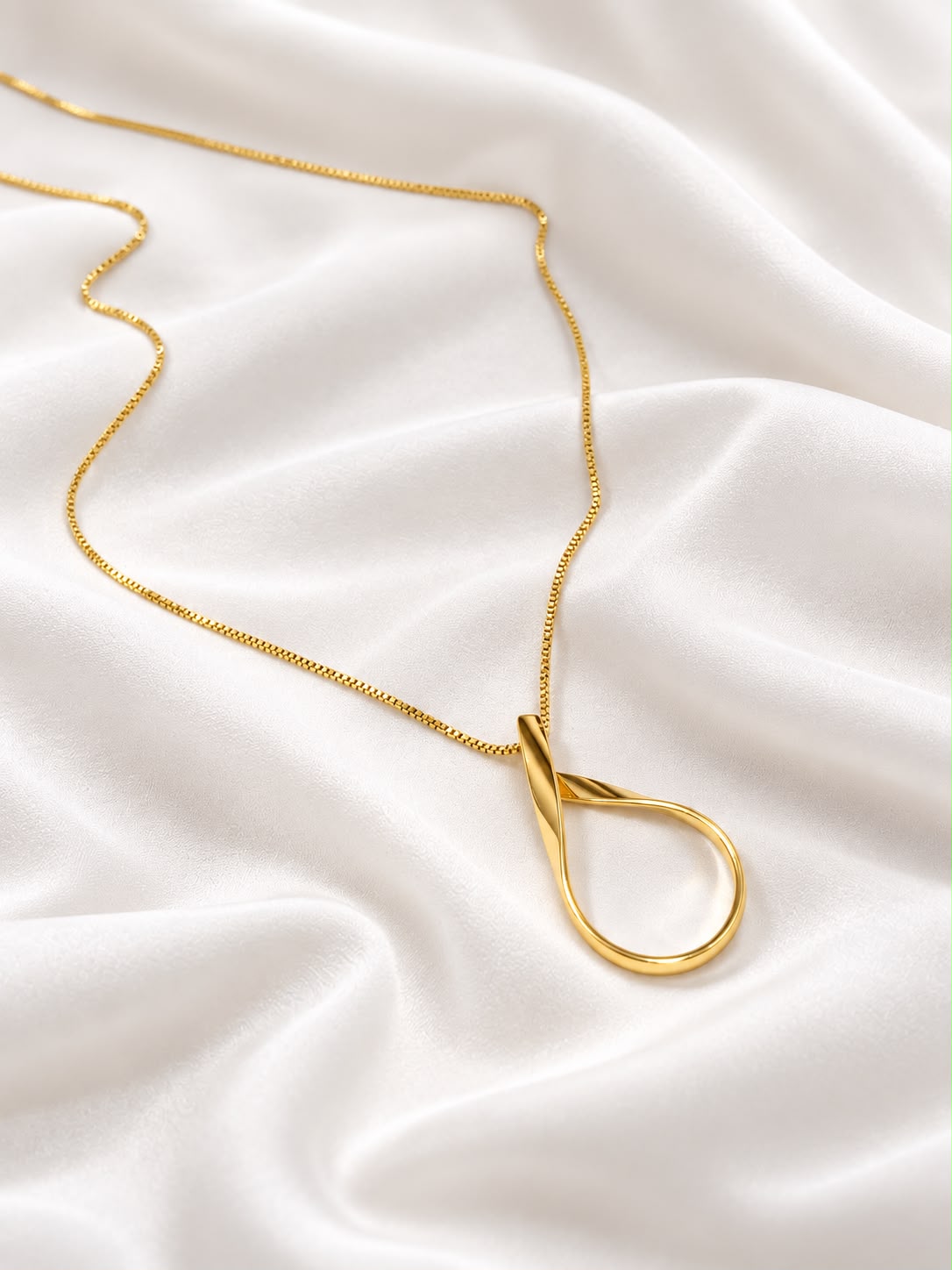 Collar de cadena fina con colgante orgánico en oro
