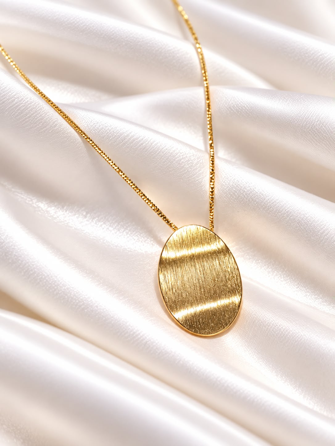 Collar con cadena fina con dije ovalado en oro