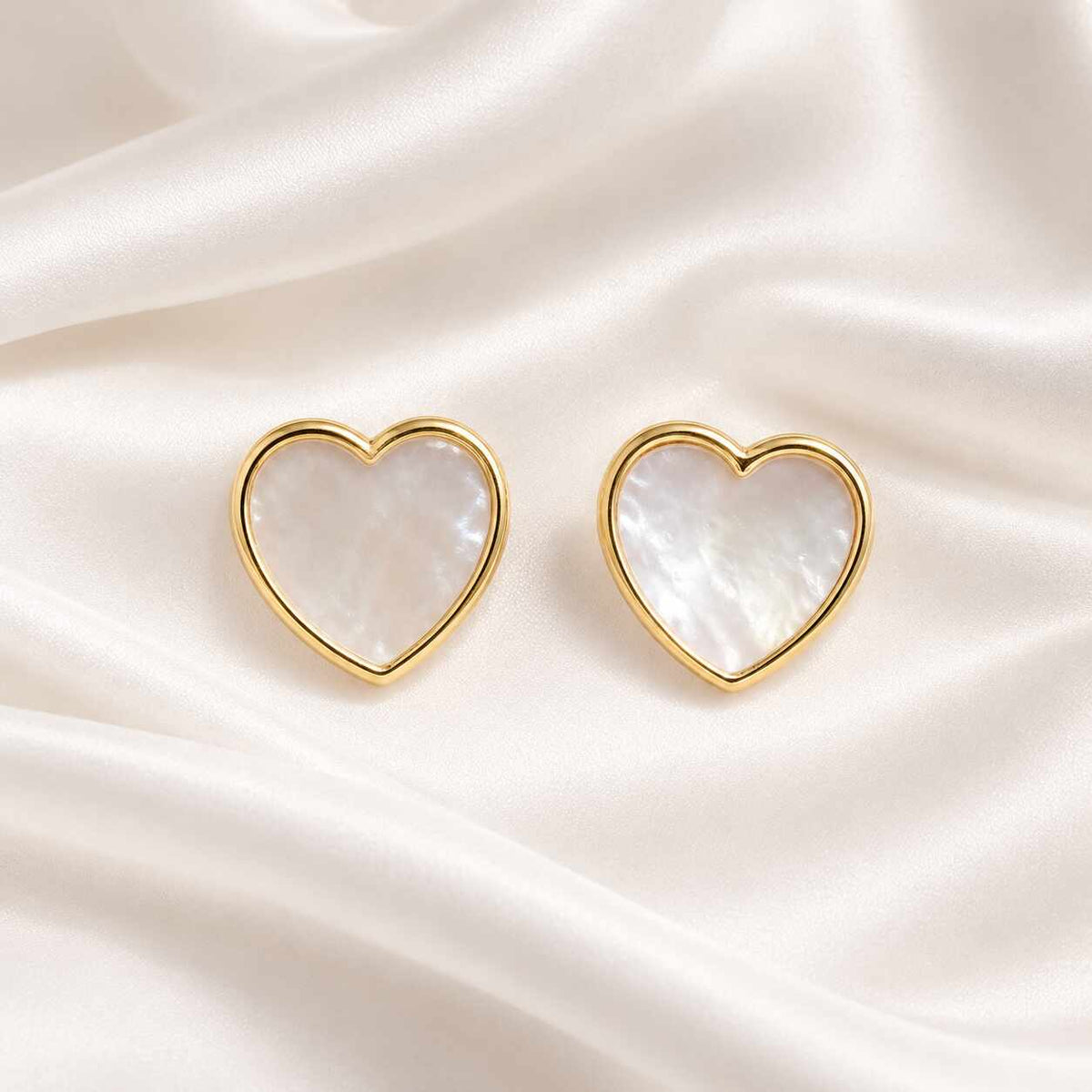 Caravanas lisas nácar en forma de corazón en oro