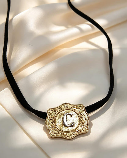 Collar de cordón con medallón letra C en dorado