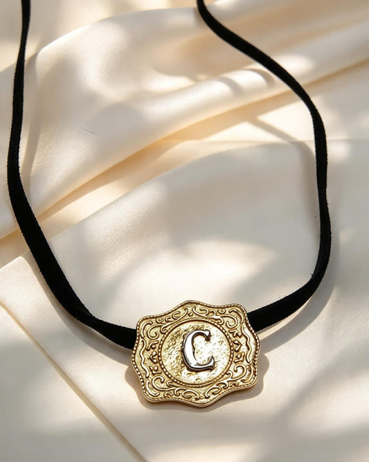 Collar de cordón con medallón letra C en dorado
