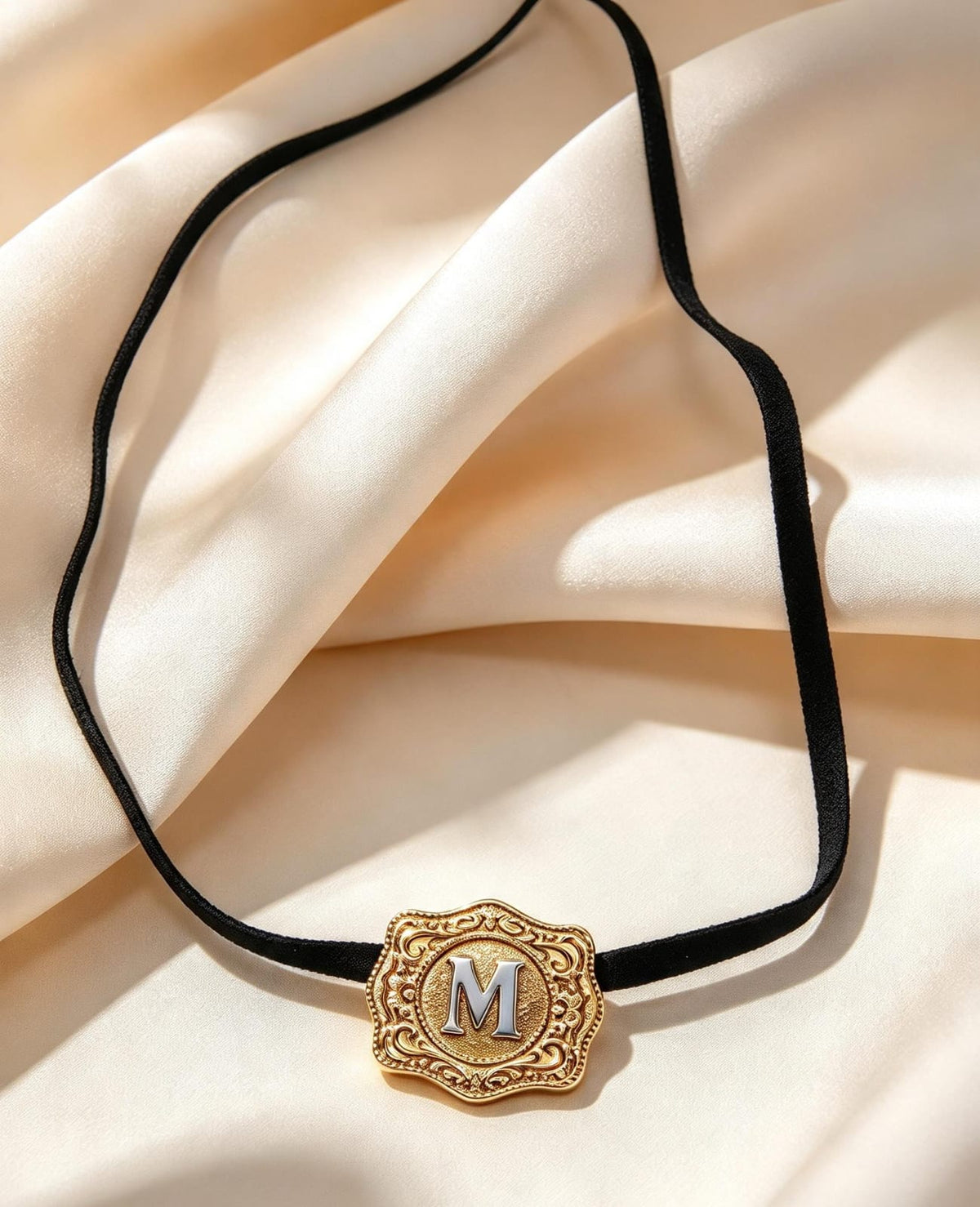 Collar de cordón con medallón con letra M