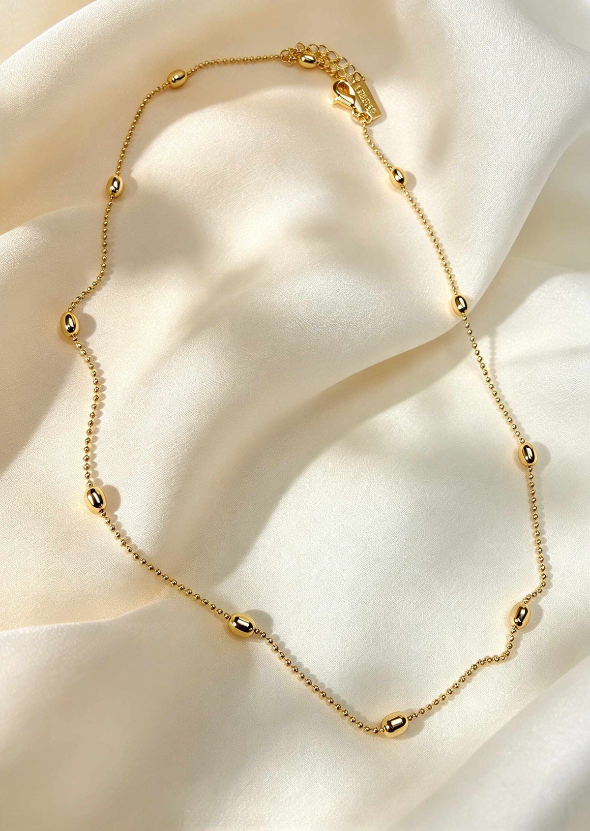 Collar dorado delicado con cadena de oro