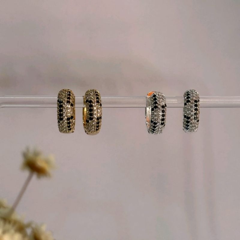 Argola Simone com zirconias cristais e preta