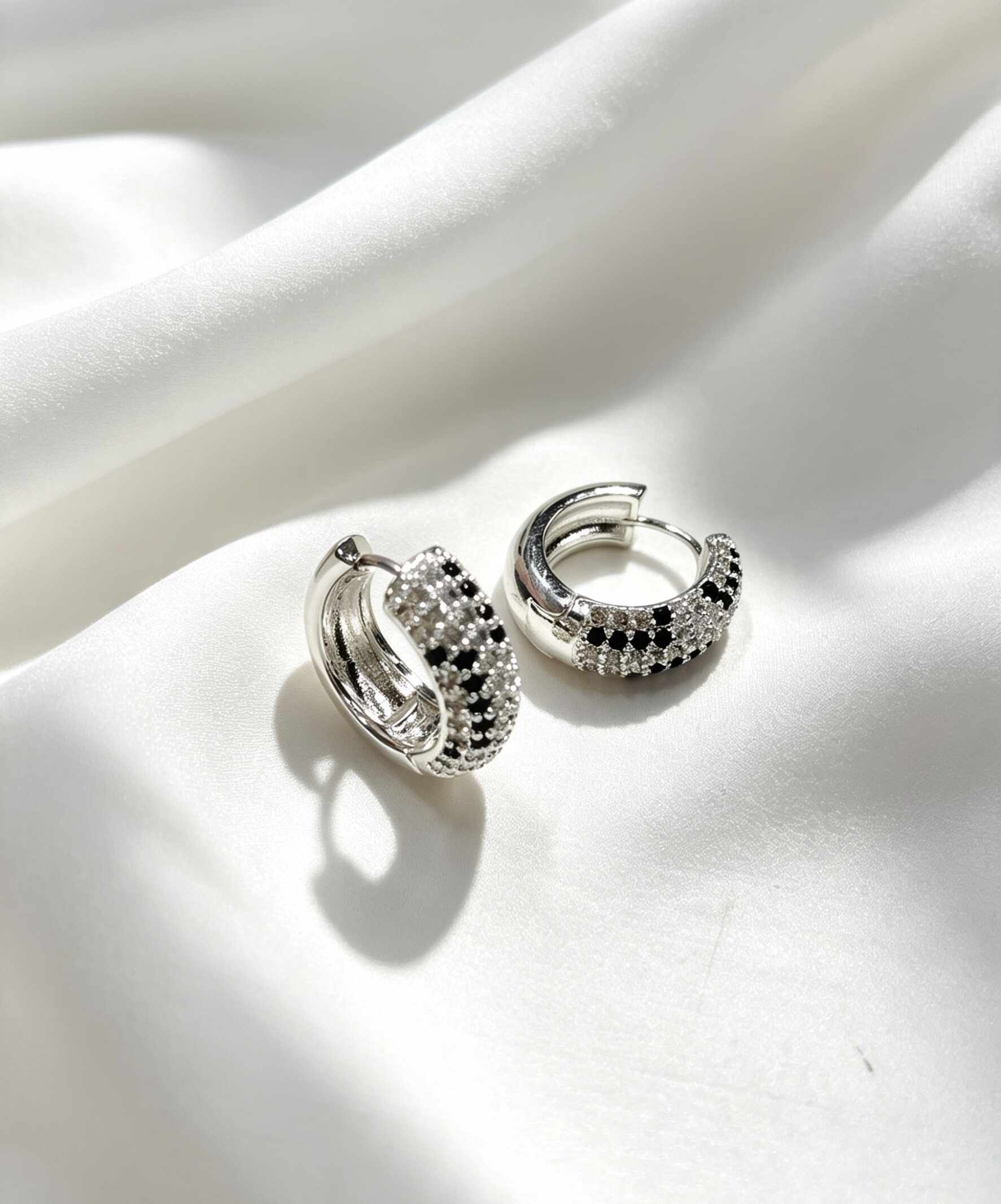 Argola Simone com zirconias cristais e preta