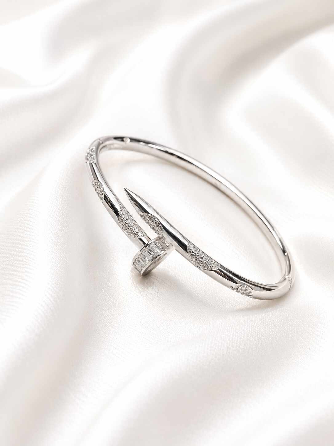 BRACELETE PREGO CRAVEJADO