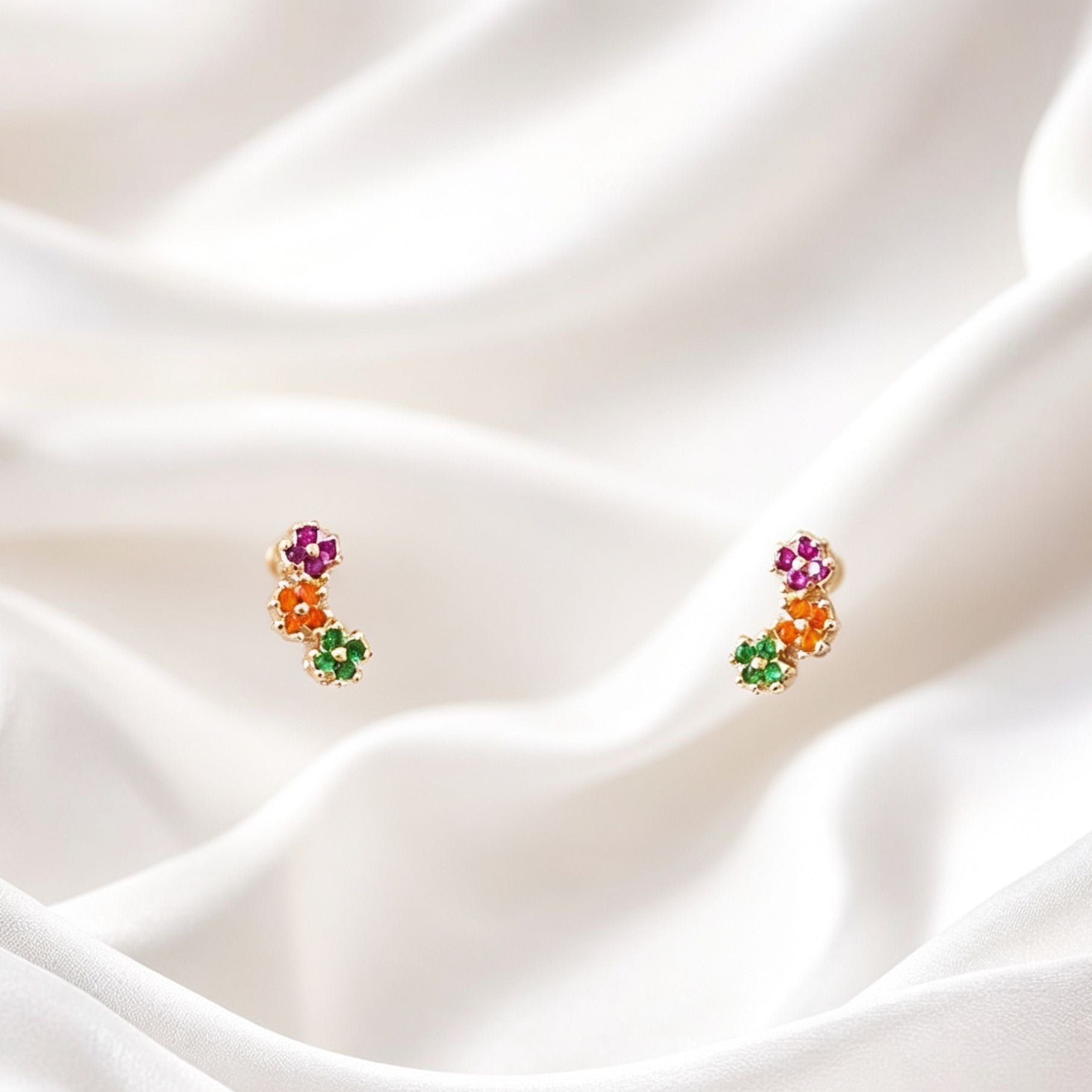 Caravanas de tres flores coloridas. Modelo delicado tannto para niñas como para mujeres que aman lo delicado y femenino.