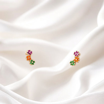 Caravanas de tres flores coloridas. Modelo delicado tannto para niñas como para mujeres que aman lo delicado y femenino.