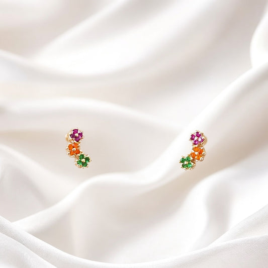 Caravanas de tres flores coloridas. Modelo delicado tannto para niñas como para mujeres que aman lo delicado y femenino.