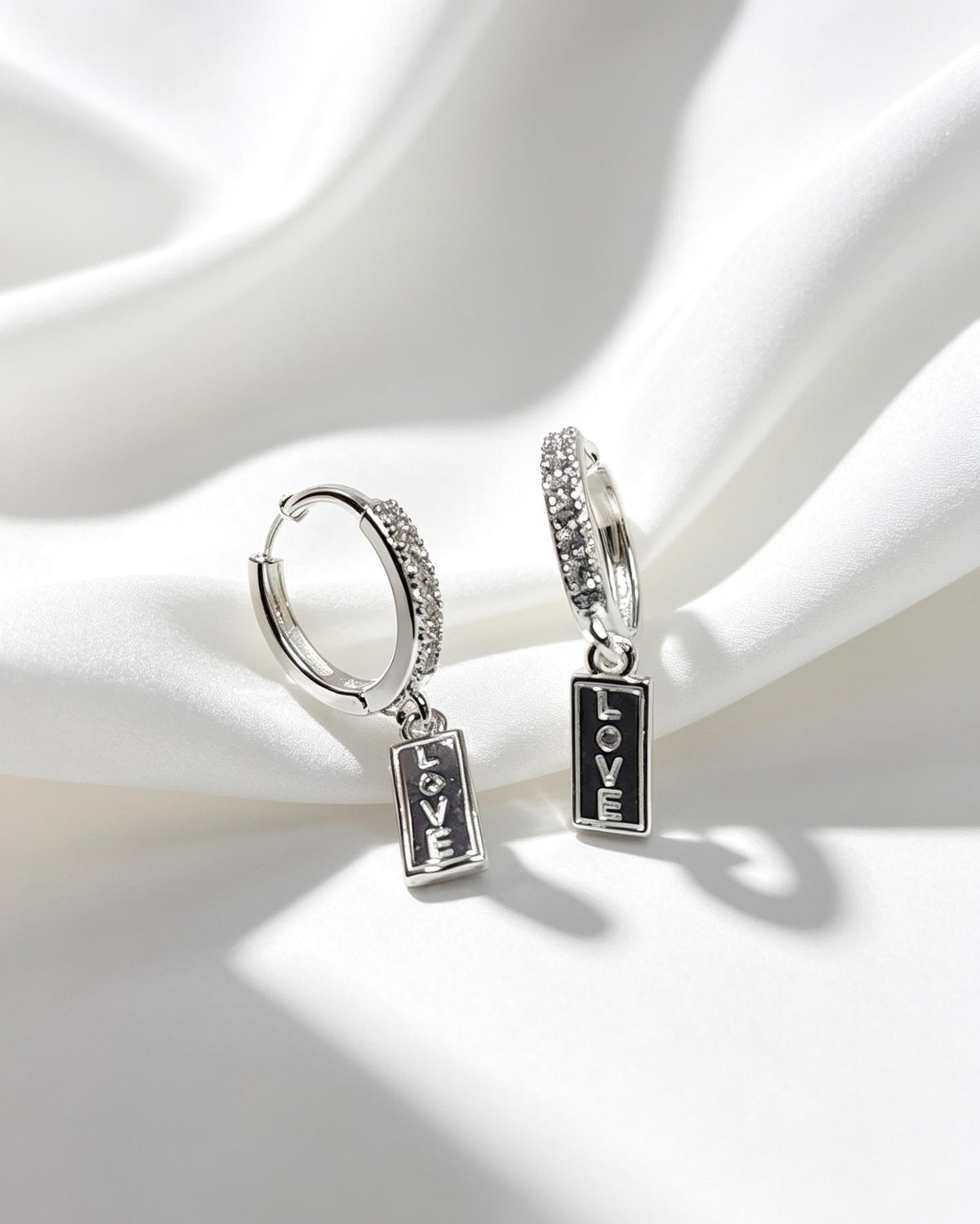 Brinco Love Pendente