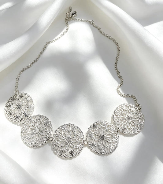 Colar chapas flor