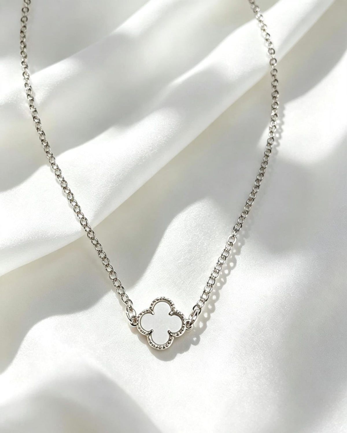 Colar trevo white