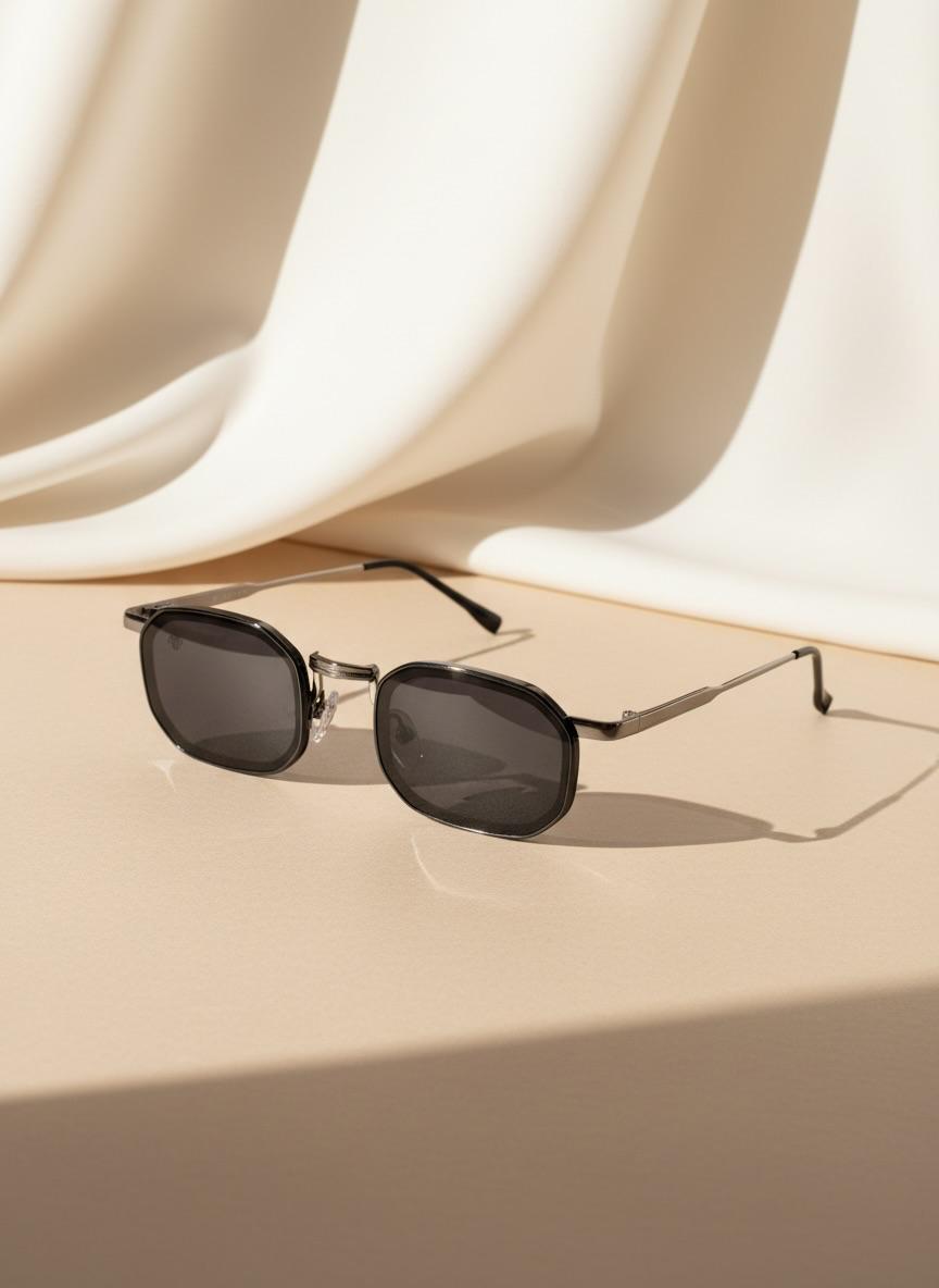 Para quienes aman los accesorios con carácter. Su diseño compacto y oscuro transmite una vibra moderna, misteriosa y súper fashion.
