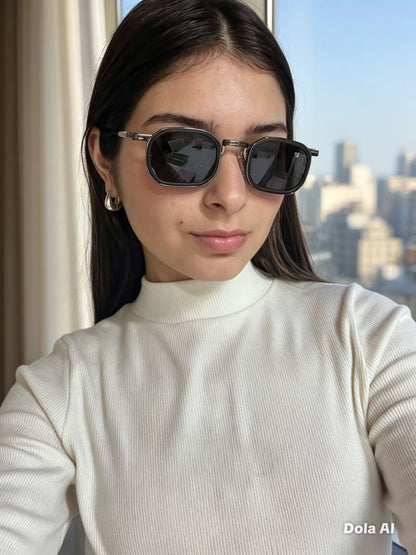 Para quienes aman los accesorios con carácter. Su diseño compacto y oscuro transmite una vibra moderna, misteriosa y súper fashion.