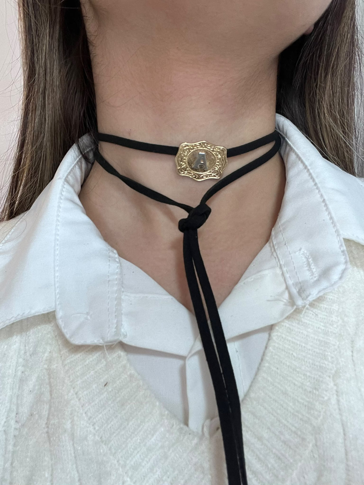 Collar de cordón con letra A central